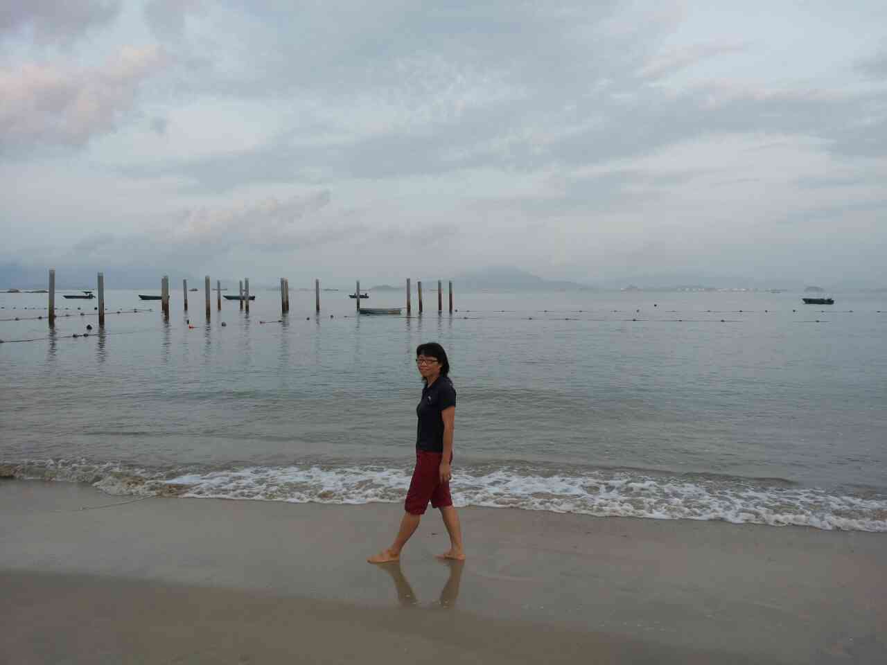 桥城中学—陈群明《海滩美女图》